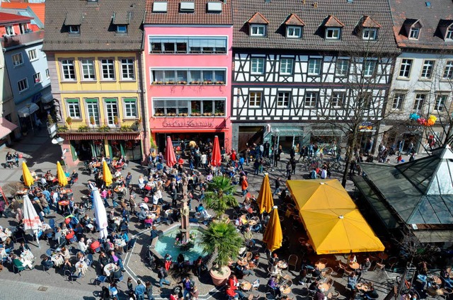 Sitzpltze waren Mangelware auf der Cappuccino-Meile rund um den Neptunbrunnen.  | Foto: Ralf Burgmaier