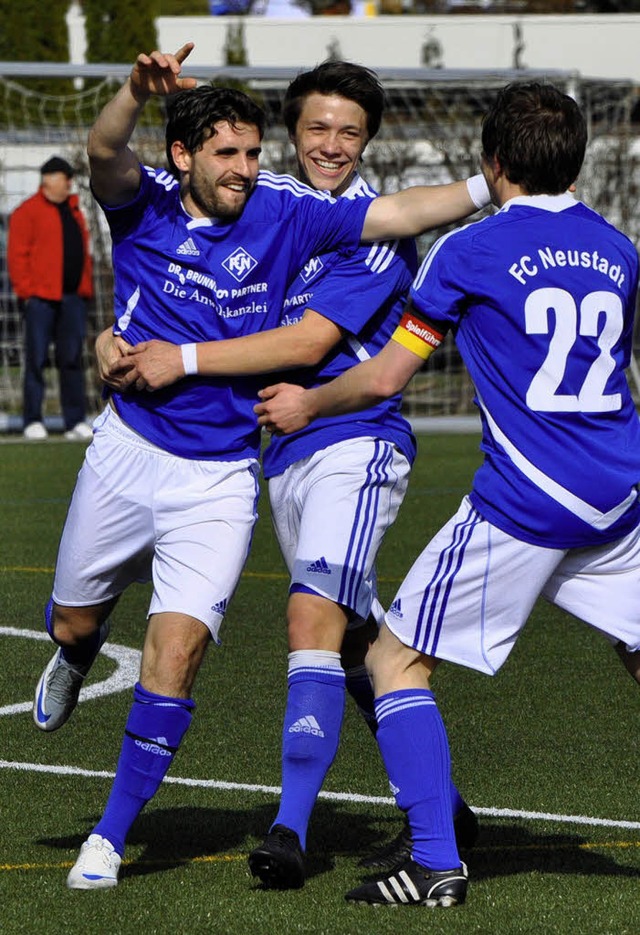 Verdienter Jubel: Josip Katava (links)...l (rechts), der das 1:0 erzielt hatte.  | Foto: Berd seger