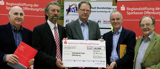 Sparkassenchef Helmut Becker (Mitte), ... einen Scheck ber 40&#8197;000 Euro.   | Foto: Fotos: Faruk nver / Peter Aukthun (Archiv)