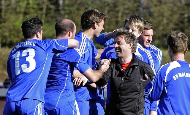 Jubel bei den Waldkircher Spieler nach...tendrin  SVW-Trainer Alex Fischinger.   | Foto: Achim Keller