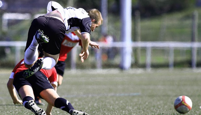 Obenauf waren die Altdorfer in Offenbu... hier  Dominik Wolters bei Zweikampf.   | Foto:  Peter Aukthun