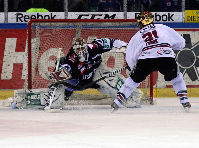 Einmal war er chancenlos: Der Rosenhei...enzeitlichen 1:1 in der Helios-Arena.   | Foto: Dieter Reinhardt