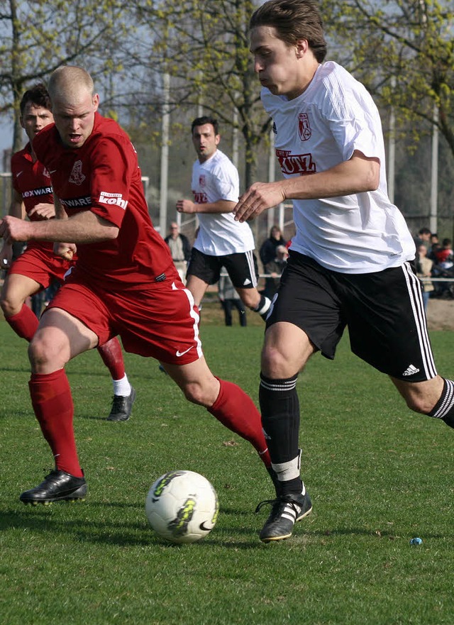 Der Auggener Sandro Casalnuovo (rechts...uf, bereitete beide FCA-Treffer vor.    | Foto: Andreas Klein