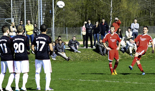 Frank Malzacher schlenzt den Ball zum ...et von Teamkollege Witalij Arsentjew.   | Foto: kaufhold