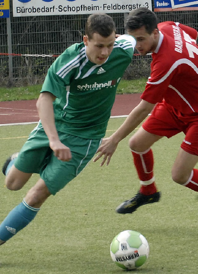 Ausgetrickst: der Zeller  Dominic Maier gegen den Bahlinger Felix Wolf   | Foto: held