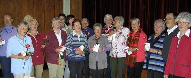 Die  Bezirksfrauen mit der kommissaris... Dekan Gerhard Disch (2. von rechts).   | Foto: Dorothee Mller-Barbian