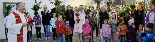 In Nordweil segnete  Pfarrer Frank Mar...er Pfarrkirche St. Barbara die Palmen.  | Foto: Reiner Merz