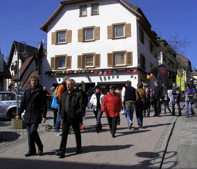 Bei frhlingshaftem Wetter nutzten vie...enen Sonntag in Neustadt zum Bummeln.   | Foto: Liane Schilling