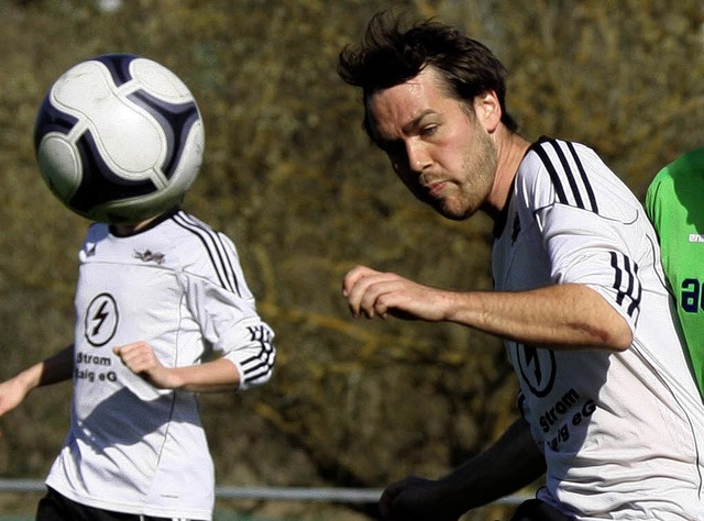 Nur den Ball im Kopf: Dominic Blattert... Atmosphre in Pfohren mit 2:0 durch.   | Foto: Dieter Reinhardt