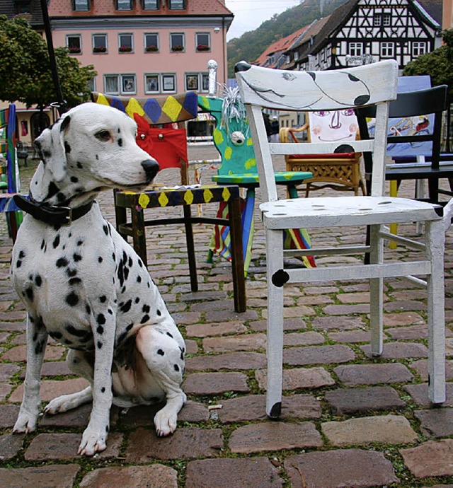 Stuhlkunst mit Hund bei den Waldkircher Kulturwochen 2010.   | Foto: Archivfoto: Stefanie Sigmund