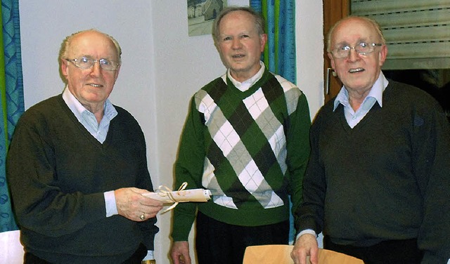 Geehrt: Johann und Erwin Wehrle mit Walter Weiss (Mitte).   | Foto: Gabi Beck
