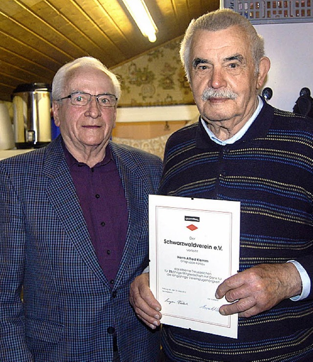 Vorsitzender Ewald Wehrle (links) ehrt...iedschaft im Schwarzwaldverein Karsau.  | Foto: Risch
