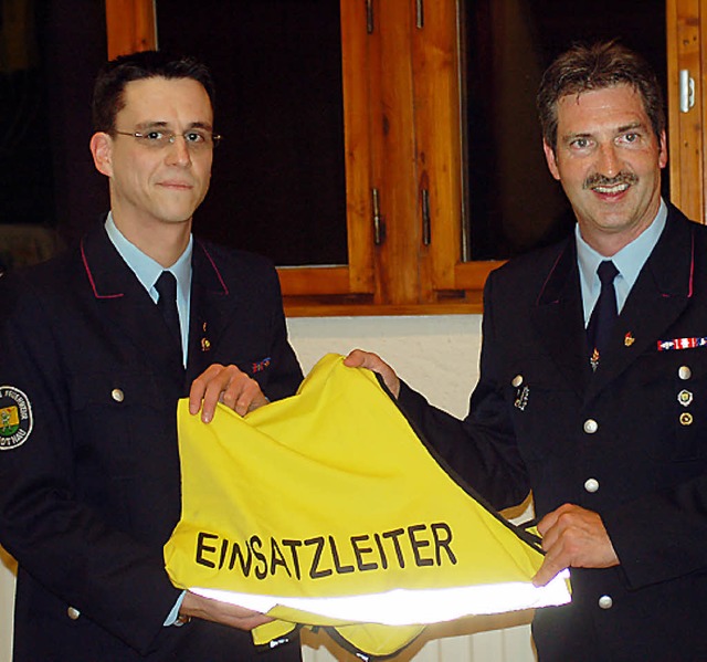 Robert Karle (rechts) bergibt seinem ...stoph Glaisner die Einsatzleiterjacke.  | Foto: Felix Held