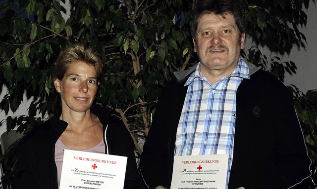 Susanne Meyer und Kurt-Friedrich Winkl...tmann wurden fr 25 Blutspenden geehrt  | Foto: Markus Zimmermann, Markus Zimmermann