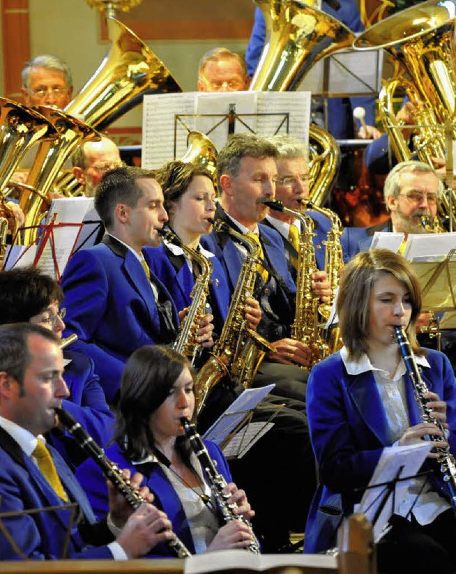 55 Musiker spielten ein vielfltiges Konzert.   | Foto: Franziska Lffler