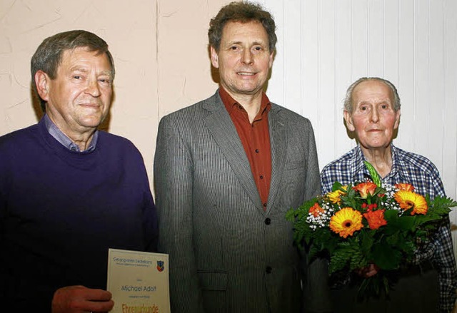 Gemeinsamer Fototermin: Der ehemalige ...Jahre als Frdermitglied geehrt wurde.  | Foto: Harald Albiker