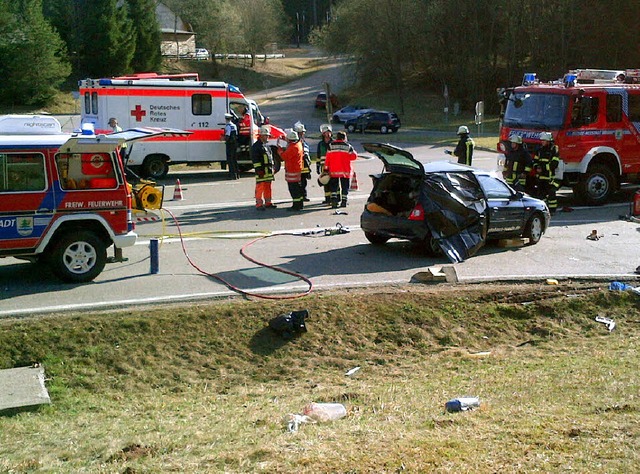 Der Volvo kippte nach dem Aufprall auf...chaden wird mit 20000 Euro angegeben.   | Foto: Kamera 24