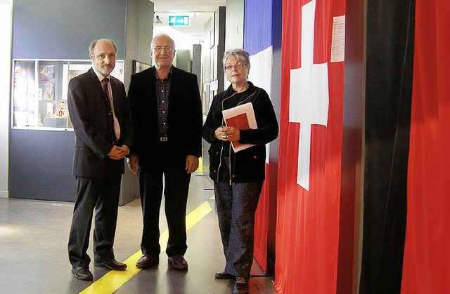 Im Museum am Burghof: Shlomo Hasson (M...useumsleiter Markus Moehring (links).   | Foto: Stadt Lrrach