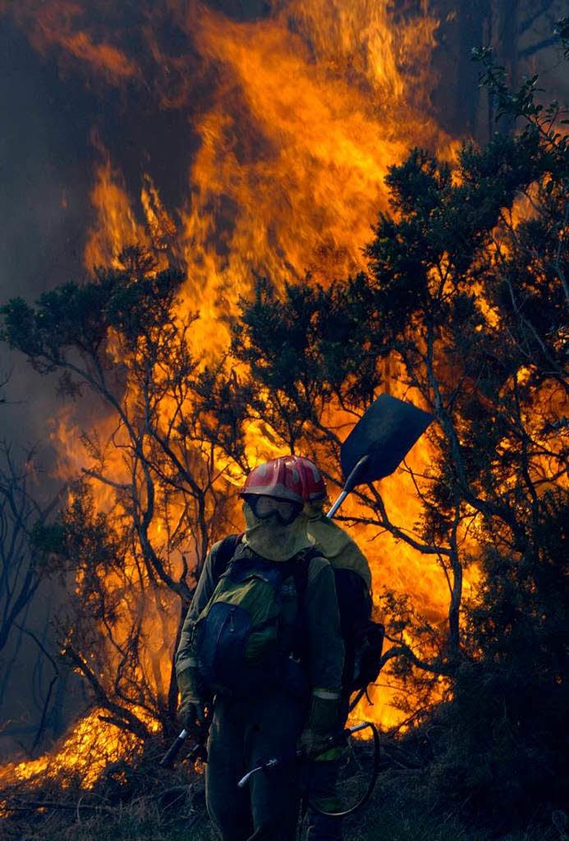 Auch am dritten Tag loderten in Galicien noch die Flammen.   | Foto: AFP