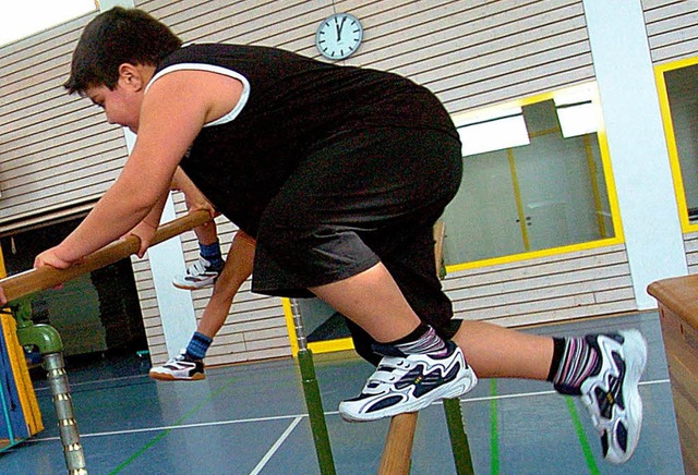 Schulsport ist fr bergewichtige Kind...ychische wie auch physische Belastung.  | Foto: dpa