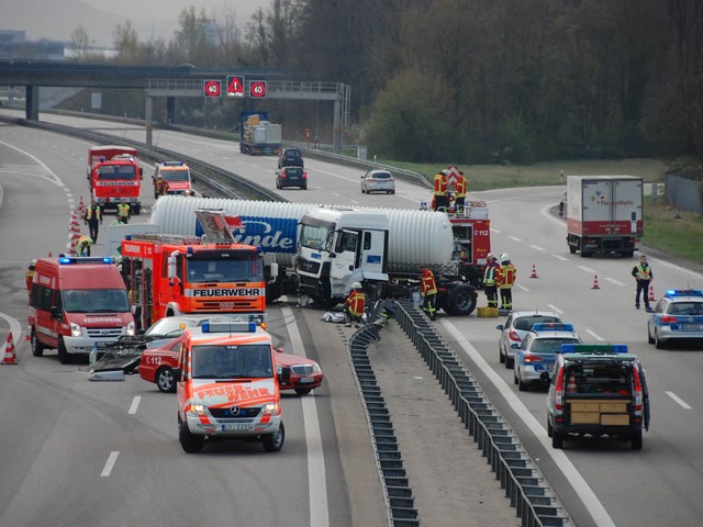 Der Gefahrguttransporter nach dem Unfall.  | Foto: Herbert Frey