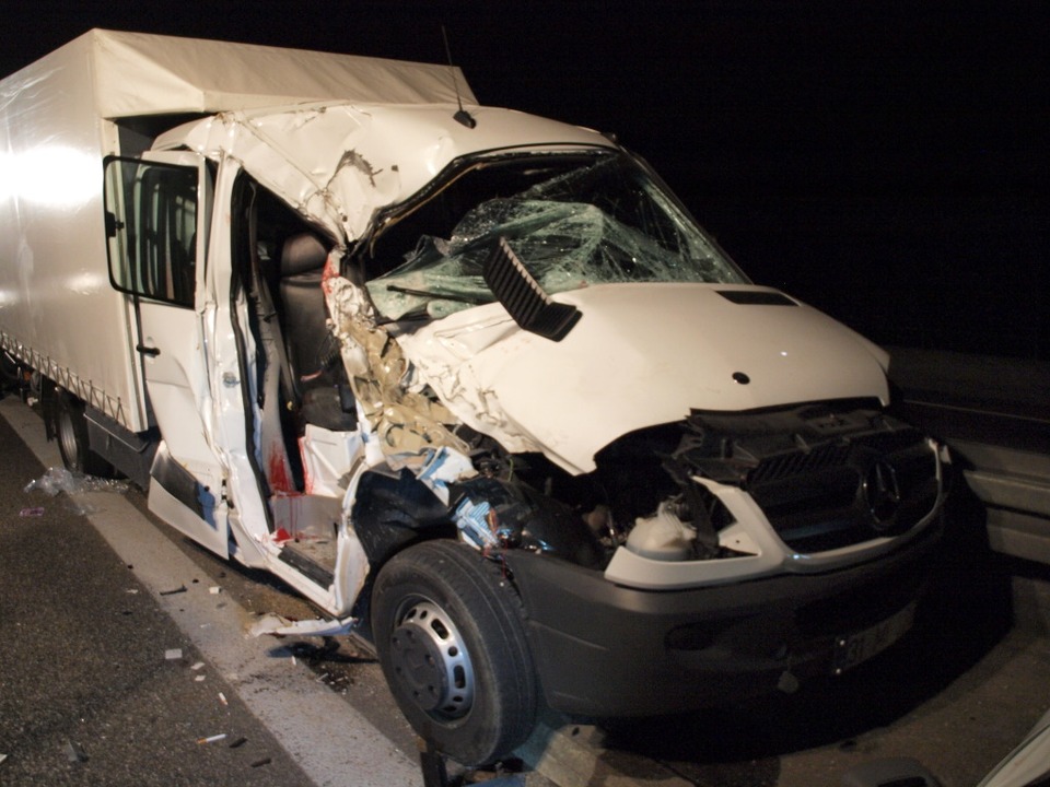 Zwei Menschen wurden bei einem Unfall auf A5 lebensgefhrlich verletzt.  | Foto: Polizei