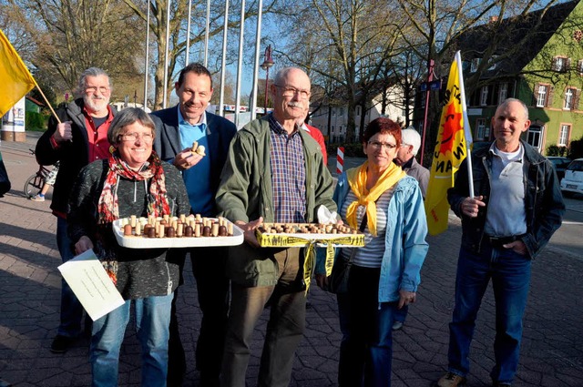 Kleine Atomkraftwerke aus Schokokssen...nwache auf den Breisacher Neutorplatz.  | Foto: Kai Kricheldorff