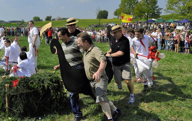 Kampf um die Eier: In Schopfheim-Eiche... Wagemutige gegen die Butzimummel an.   | Foto: Nicolai Kapitz