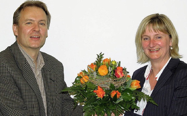 Vorsitzender Martin Fischer verabschie...inem Blumenstrau und einem Prsent.    | Foto: Privat