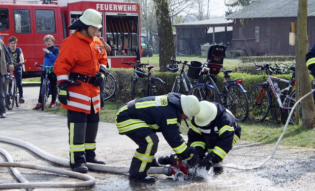 Wasser marsch! Die Ruster Feuerwehr bei ihrer Frhjahrsbung  | Foto: Adelbert Mutz
