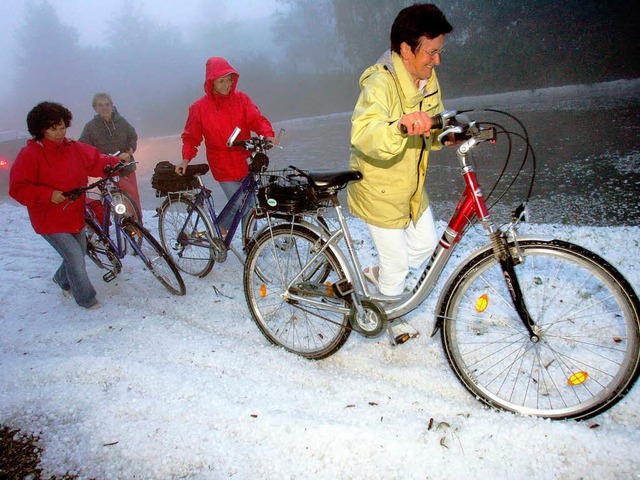Radlerinnen nach einem Hagelschauer in Villingen-Schwenningen (2006)  | Foto: dpa