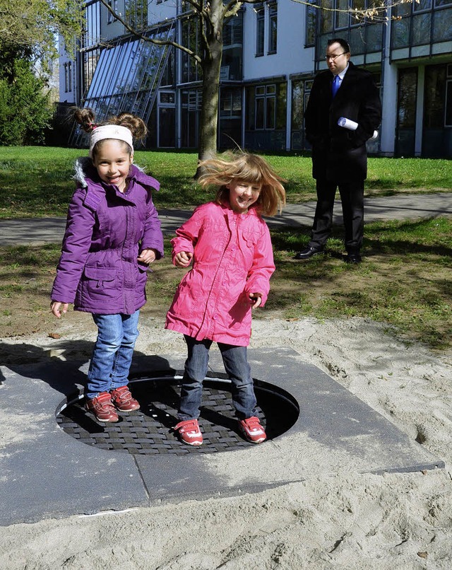 Neues Trampolin im Goethe-Park: Spende der BB-Bank  | Foto: Sylvia-Karina Jahn