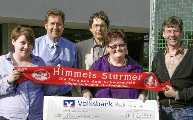 Fanclub Himmelsstrmer spendet fr gut...eronika Kromer und Henning Zillessen.   | Foto: Chris Seifried