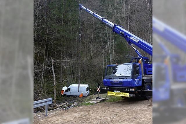 Transporter landet im Fluss