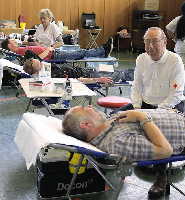 Whrend der Blutspende werden die Spen...t Erfahrung bei der Spenderbetreuung.   | Foto: ike