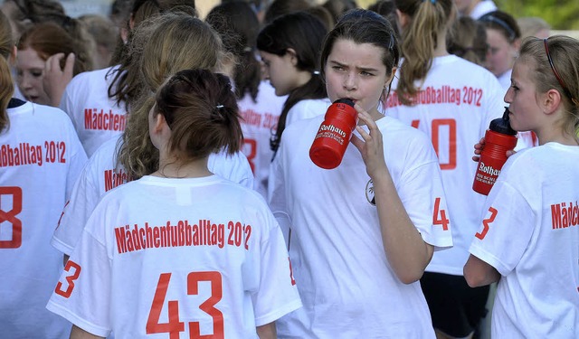 Energietanken: Verschnaufpause im straffen Programm des Mdchenfuballtags   | Foto: Michael Bamberger