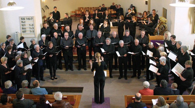 Ingrid Heinrich dirigiert die evangeli... bei der Deutschen Messe von Schubert.  | Foto: Hans Jrgen Kugler