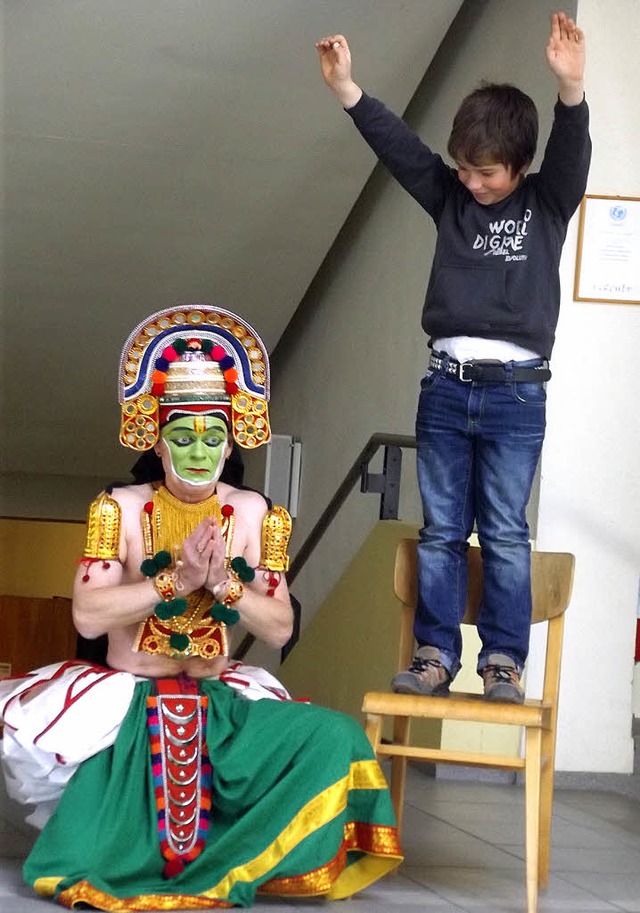 Tanztheater auf Indisch und zum Mitmac...t  den Schlern das Land Indien nahe.   | Foto: privat