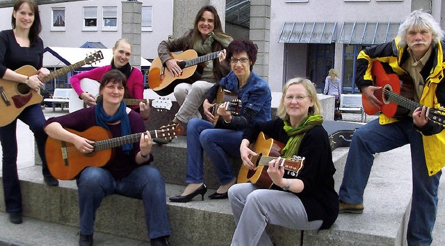 Sonja Dannenberger (links) hat Kollege...gslieder auf der Gitarre beigebracht.   | Foto: VBE