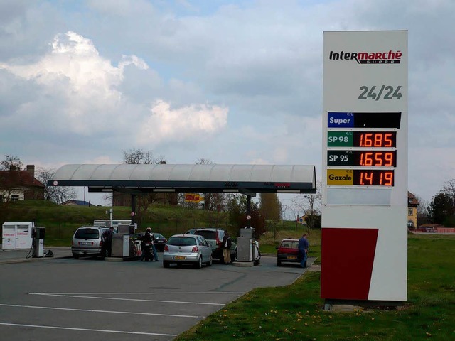 Wer im Elsass ist, kann an der Zapfsu...gleich zu den deutschen Benzinpreisen.  | Foto: Dominik Bloedner