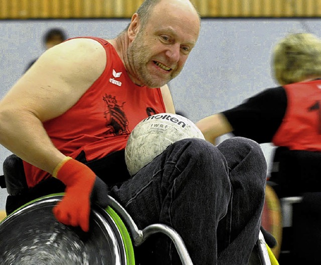 Zehn Sekunden lang darf der Ball auf dem Scho liegen.  | Foto: Westphal