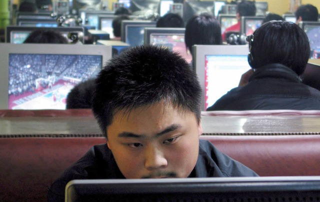 Mikroblogs sind in China beliebt: ein Mann  in einem Internet-Caf in Qingdao   | Foto: dpa