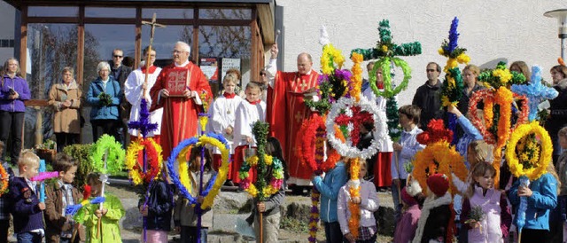 Pfarrer Dieter Maier weihte am Sonntag...auch an den Husern angebracht werden.  | Foto: Fssler