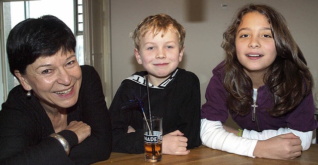 Luisa Saad und David Zimmer mit  Elisabeth Fnfgeld.  | Foto: haberer