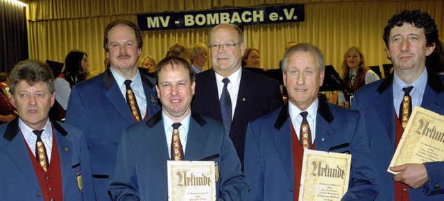 Vorsitzender Urs Dietrich (Zweiter von...reins Bombach verdiente Musiker ehren.  | Foto: Jrgen Schweizer