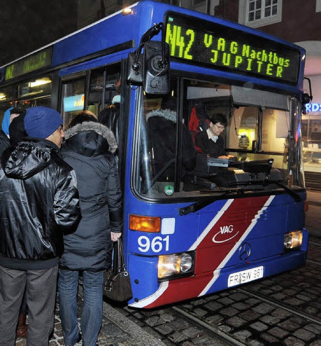 Die Nachtbusse am Bertoldsbrunnen werden von Btzingern weniger stark genutzt.   | Foto: rita eggstein