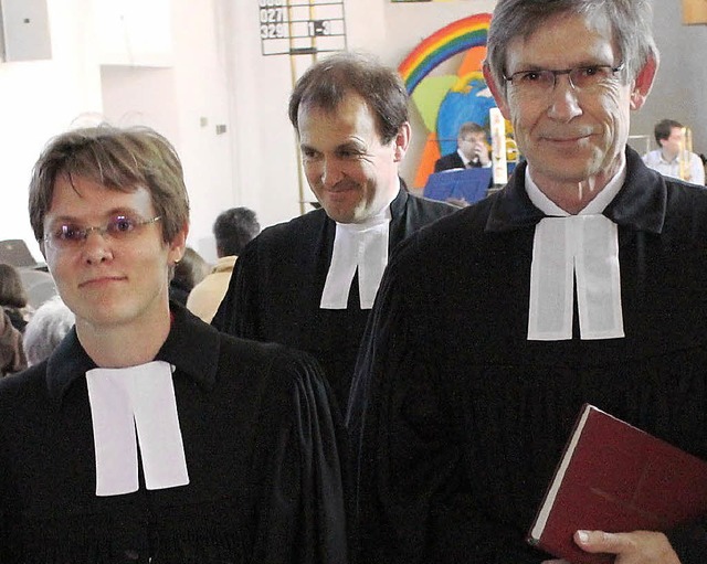 Nicole Diedrichsen wurde von Dekan Hans-Joachim  Zobel zur Pfarrerin ordiniert.   | Foto: horts david