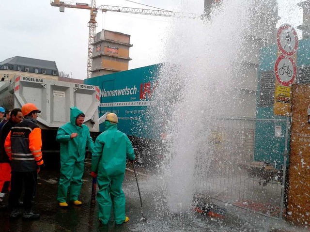 Wasserfontne an der UB-Baustelle: Ein Lkw hatte einen Hydranten umgefahren.  | Foto: Thomas Goebel