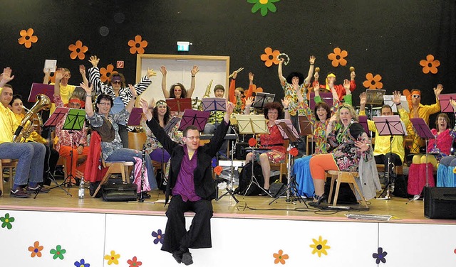 Hippie-Kluft statt Uniform: der Musikv...hlingskonzert in der Seltenbachhalle.  | Foto: Privat