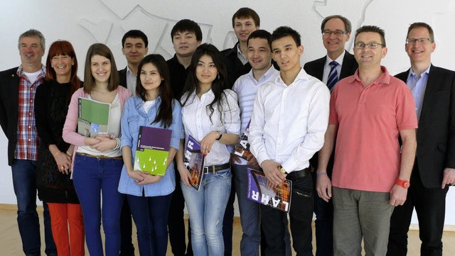 Zehn Jugendliche aus Kasachstan zeigen...m neuen Klimaschutzkonzept der Stadt.   | Foto: BZ